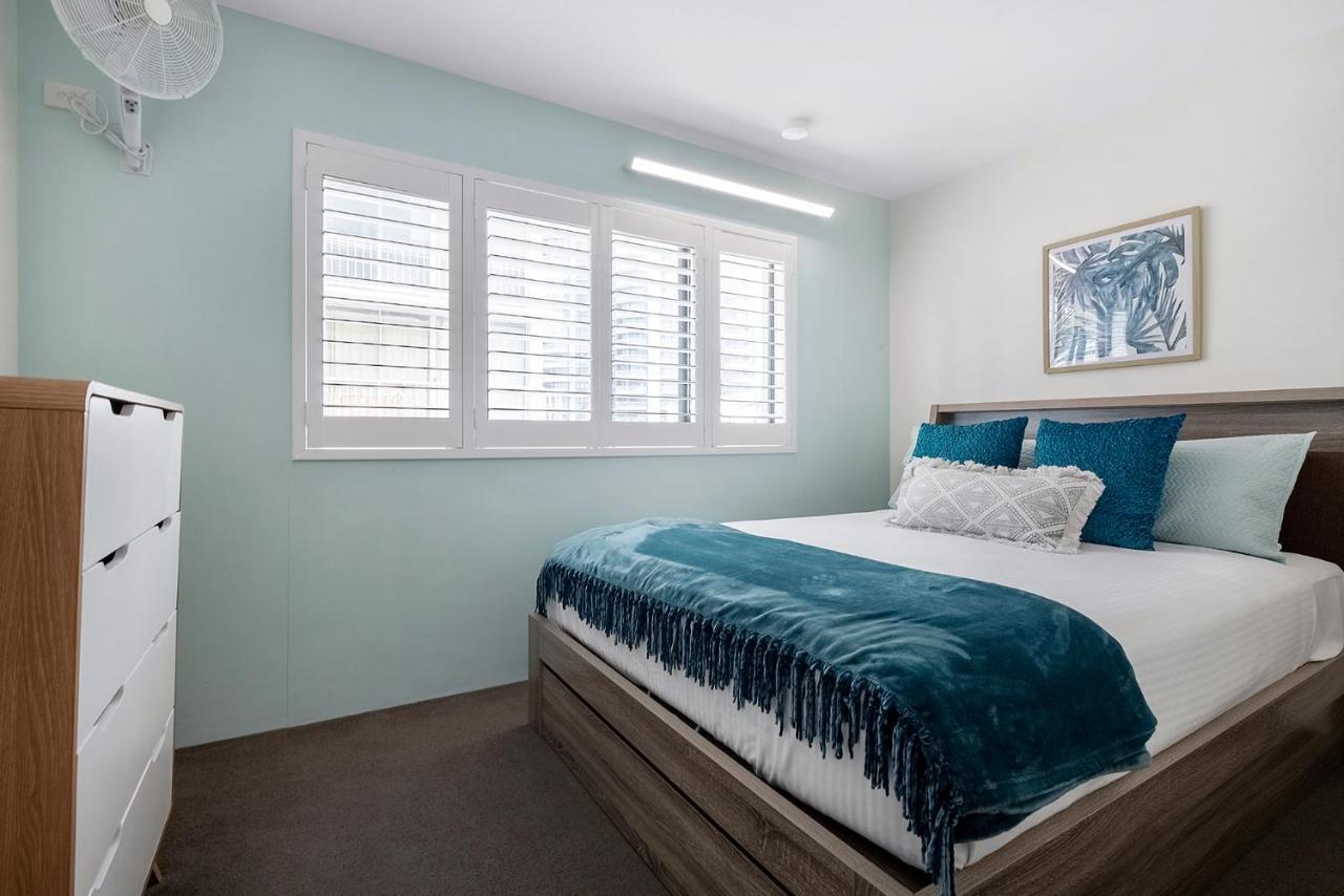 Absolutly Beachfront Surfers Paradise, Pure Shores! Apartment *