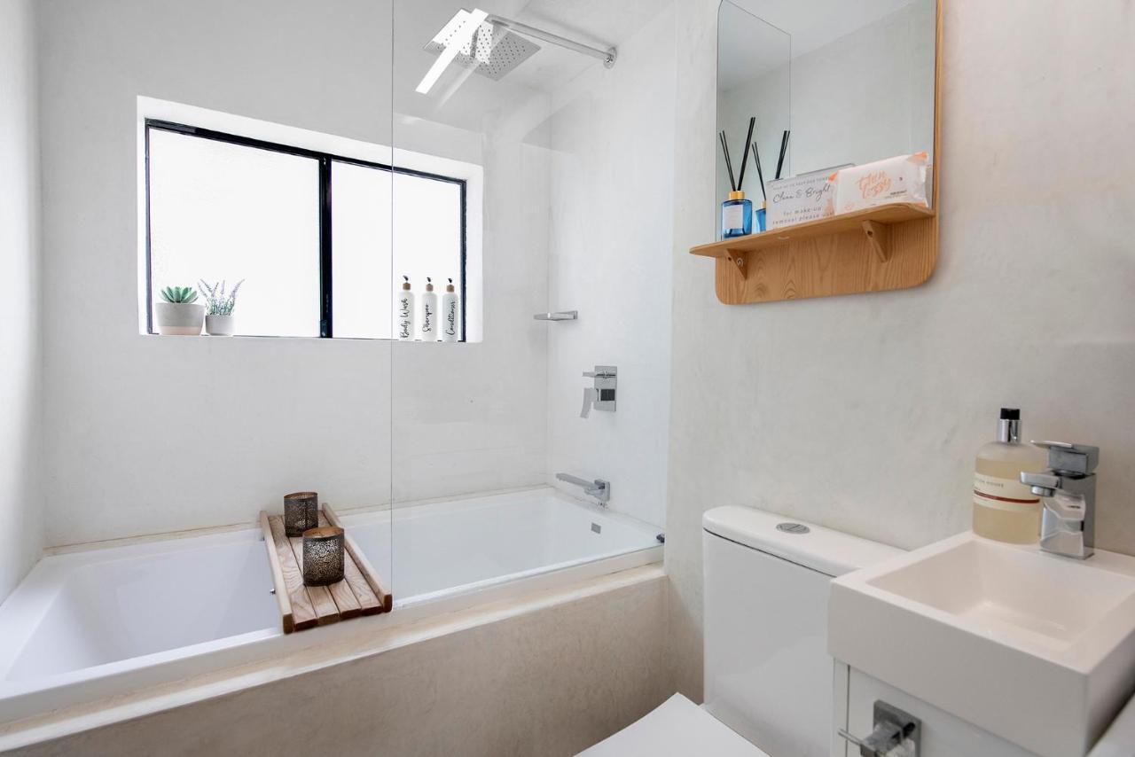 Absolutly Beachfront Surfers Paradise, Pure Shores! Apartment